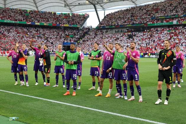 Schlussjubel der Mannschaft, Nico Schlotterbeck 15 (Deutschland), Jonathan Tah 4 (Deutschland), Oliver Baumann 12 (Deutschland), Anton Waldemar 16 (Deutschland), Benjamin Henrichs 20 (Deutschland), Florian Wirtz 17 (Deutschland), Robin Koch 24 (Deutschland), Robert Andrich 23 (Deutschland), Thomas Mueller 13 (Deutschland), Niclas Fuellkrug 9 (Deutschland), Manuel Neuer 1 (Deutschland), Deutschland vs. Ungarn, Fussball, UEFA EURO, EM, Europameisterschaft,Fussball 2024, Gruppenphase, 2. Spieltag, 19.06.2024 Stuttgart Baden-Wuerttemberg Deutschland