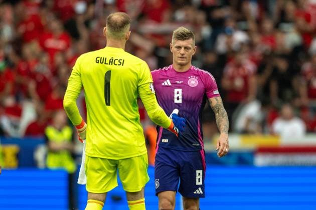 Peter Gulacsi (Ungarn, 01), Toni Kroos (Deutschland 08), GER, Germany (GER) vs. Ungarn (HUN), Fussball Europameisterschaft, UEFA EURO, EM, Europameisterschaft,Fussball 2024, Gruppe A, 2. Spieltag, 19.06.2024, GER, Germany (GER) vs. Ungarn (HUN), Fussball Europameisterschaft, UEFA EURO 2024, Gruppe A, 2. Spieltag, 19.06.2024 Stuttgart Copyright: xEibner-Pressefoto SaschaxWaltherx EP_EER