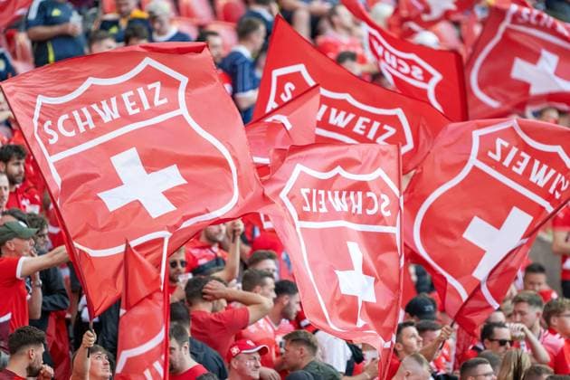 GER, EURO 2024, Group A, Schottland (SCT) vs Schweiz (SUI) 19.06.2024, Cologne Stadium, Koeln, GER, EURO 2024, Group A, Schottland (SCT) vs Schweiz (SUI) Im Bild: Schweizer Fans mit Flaggen, Banner, Flaggenmeer Fankultur, Gestik, Mimik, Emotionen; Freude Joy Glück