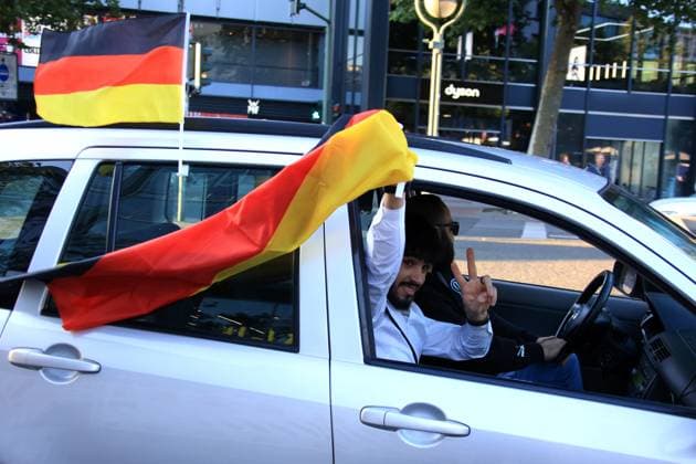 DEU, FIFA, EM-2024, Jubel in der City West, 19.06.2024, Kaiser-Wilhelm-Gedaechtnis-Kirche, Tauentzienstrasse, Berlin, DEU, FIFA, EM-2024, Jubel in der City West, im Bild Autokorso, jubelnde Fans, Fahnen Foto: Juergen Engler nordphoto GmbH