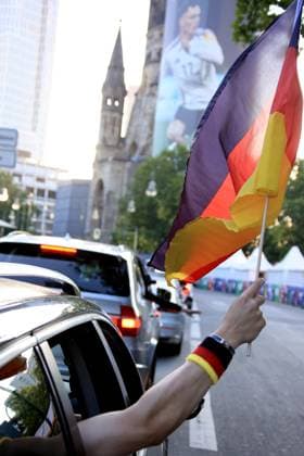 Sport Bilder des Tages DEU, FIFA, EM-2024, Jubel in der City West, 19.06.2024, Kaiser-Wilhelm-Gedaechtnis-Kirche, Tauentzienstrasse, Berlin, DEU, FIFA, EM-2024, Jubel in der City West, im Bild Autokorso, jubelnde Fans, Fahnen Foto: Juergen Engler nordphoto GmbH