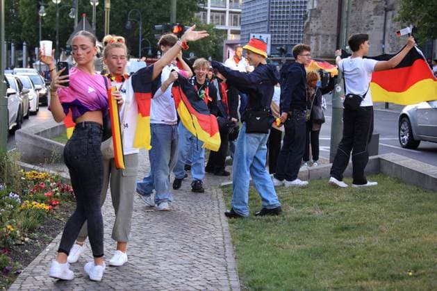 DEU, FIFA, EM-2024, Jubel in der City West, 19.06.2024, Kaiser-Wilhelm-Gedaechtnis-Kirche, Tauentzienstrasse, Berlin, DEU, FIFA, EM-2024, Jubel in der City West, im Bild Autokorso, jubelnde Fans, Fahnen Foto: Juergen Engler nordphoto GmbH