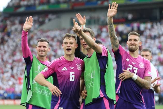 Ehrenrunde und Suche nach den Familienmitgliedern durch Thomas Müller (Deutschland, Nr. 13), Robert Andrich (Deutschland, Nr. 23) und Joshua Kimmich (Deutschland, Nr. 6) , Vorrundenspiel M14, GER - HUN, Gruppe A, Fussball Europameisterschaft, Deutschland gegen Ungarn, European Football Championship, Germany vs. Hungary, Stuttgart, 19.06.2024, -