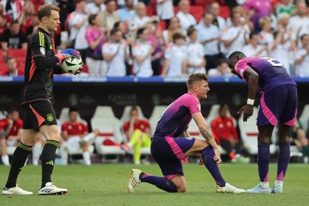 Diskussion zwischen Antonio Rüdiger (Deutschland, Nr. 2) und Toni Kroos (Deutschland, Nr. 8) vor Torwart Manuel Neuer (Deutschland, Nr. 1), Vorrundenspiel M14, GER - HUN, Gruppe A, Fussball Europameisterschaft, Deutschland gegen Ungarn, European Football Championship, Germany vs. Hungary, Stuttgart, 19.06.2024, -