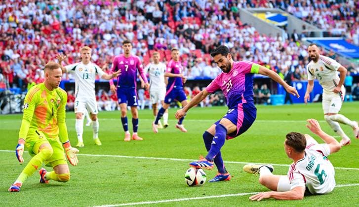 Ilkay Guendogan (Germany) bereitet das erste Tor seiner Mannschaft vor, UEFA EURO, EM, Europameisterschaft,Fussball 2024 - Group A, Germany vs Hungary, Arena Stuttgart am 19. June 2024 in Stuttgart, Deutschland. (Foto von Silas Schueller DeFodi Images) Ilkay Guendogan (Germany) controls the ball against Torwart Peter Gulacsi (Hungary) and Willi Orban (Hungary) to assist for the first goal, UEFA EURO 2024 - Group A, Germany vs Hungary, Arena Stuttgart on June 19, 2024 in Stuttgart, Germany. (Photo by Silas Schueller DeFodi Images) Defodi-0583388603st