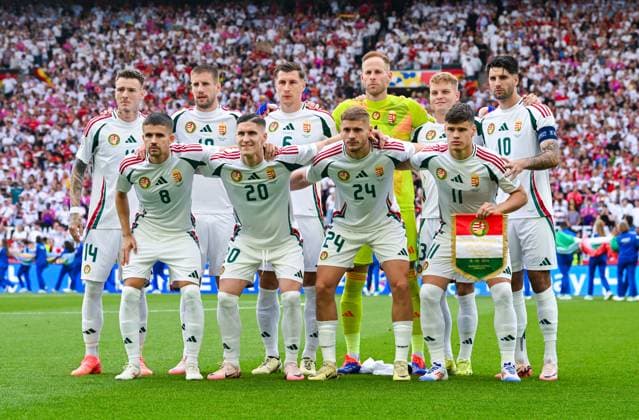 Adam Nagy (Hungary), Roland Sallai (Hungary), Marton Dardai (Hungary), Milos Kerkez (Hungary), Dominik Szoboszlai (Hungary), Andras Schaefer (Hungary), Torwart Peter Gulacsi (Hungary), Willi Orban (Hungary), Barnabas Varga (Hungary) und Bendeguz Bolla (Hungary) schauen, UEFA EURO, EM, Europameisterschaft,Fussball 2024 - Group A, Germany vs Hungary, Arena Stuttgart am 19. June 2024 in Stuttgart, Deutschland. (Foto von Silas Schueller DeFodi Images) Adam Nagy (Hungary), Roland Sallai (Hungary), Marton Dardai (Hungary), Milos Kerkez (Hungary), Dominik Szoboszlai (Hungary), Andras Schaefer (Hungary), Torwart Peter Gulacsi (Hungary), Willi Orban (Hungary), Barnabas Varga (Hungary) und Bendeguz Bolla (Hungary) look, UEFA EURO 2024 - Group A, Germany vs Hungary, Arena Stuttgart on June 19, 2024 in Stuttgart, Germany. (Photo by Silas Schueller DeFodi Images) Defodi-0583390913st