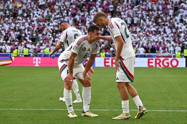 19.06.2024, xsltx, Fussball EM 2024, Deutschland - Ungarn emspor, v.l. Willi Orban (Ungarn, 6), Marton Dardai (Ungarn, 24) enttaeuscht, enttäuscht, schaut enttaeuscht, niedergeschlagen, disappointed (DFL DFB REGULATIONS PROHIBIT ANY USE OF PHOTOGRAPHS as IMAGE SEQUENCES and or QUASI-VIDEO) Stuttgart