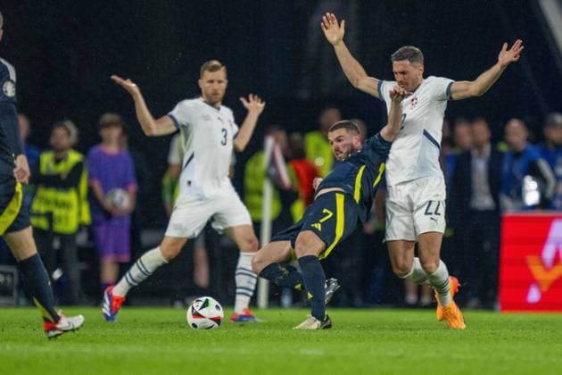GER, EURO 2024, Group A, Schottland (SCT) vs Schweiz (SUI) 19.06.2024, Cologne Stadium, Koeln, GER, EURO 2024, Group A, Schottland (SCT) vs Schweiz (SUI) Im Bild: John McGinn (Schottland SCT, 07); Fabian Schär (Schweiz SUI, 22) im Zweikampf, Duell, Dynamik, Aktion, Action, Spielszene; Gestik, Mimik, Emotionen;