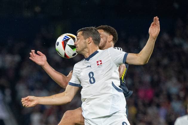 GER, EURO 2024, Group A, Schottland (SCT) vs Schweiz (SUI) 19.06.2024, Cologne Stadium, Koeln, GER, EURO 2024, Group A, Schottland (SCT) vs Schweiz (SUI) Im Bild: Remo Freuler (Schweiz SUI, 08) Cho Adams (Schottland SCT, 10); Kopfball Kopfballduell; Dynamik, Aktion, Action, Spielszene;