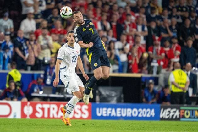 GER, EURO 2024, Group A, Schottland (SCT) vs Schweiz (SUI) 19.06.2024, Cologne Stadium, Koeln, GER, EURO 2024, Group A, Schottland (SCT) vs Schweiz (SUI) Im Bild: John McGinn (Schottland SCT, 07); Kopfball Kopfballduell; Dynamik, Aktion, Action, Spielszene;