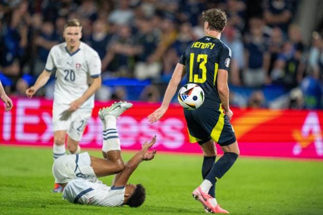 GER, EURO 2024, Group A, Schottland (SCT) vs Schweiz (SUI) 19.06.2024, Cologne Stadium, Koeln, GER, EURO 2024, Group A, Schottland (SCT) vs Schweiz (SUI) Im Bild: Jack Hendry (Schottland SCT, 13); holt Ruben Vargas (Schweiz SUI, 17) von den Beinen im Zweikampf, Duell, Dynamik, Aktion, Action, Spielszene;