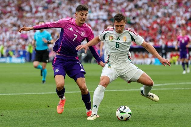 im Zweikampf, Aktion, mit Kai Havertz 7 (Deutschland), Willi Orban 6 (Ungarn), Deutschland vs. Ungarn, Fussball, UEFA EURO, EM, Europameisterschaft,Fussball 2024, Gruppenphase, 2. Spieltag, 19.06.2024 Stuttgart Baden-Wuerttemberg Deutschland