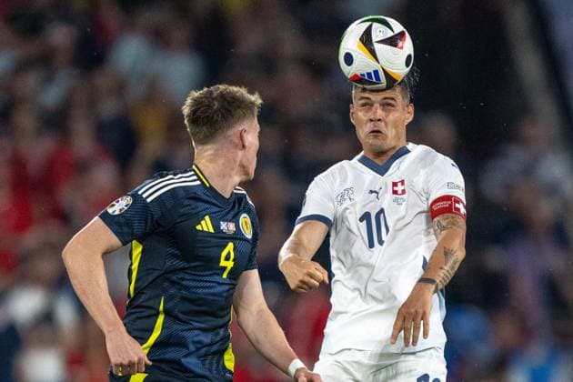 GER, EURO 2024, Group A, Schottland (SCT) vs Schweiz (SUI) 19.06.2024, Cologne Stadium, Koeln, GER, EURO 2024, Group A, Schottland (SCT) vs Schweiz (SUI) Im Bild: Granit Xhaka (Schweiz SUI, 10) Kopfball Kopfballduell; Dynamik, Aktion, Action, Spielszene; Gestik, Mimik, Emotionen;