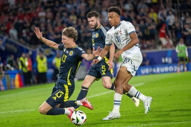 GER, EURO 2024, Group A, Schottland (SCT) vs Schweiz (SUI) 19.06.2024, Cologne Stadium, Koeln, GER, EURO 2024, Group A, Schottland (SCT) vs Schweiz (SUI) Im Bild: Dan Ndoye (Schweiz SUI, 19) bringt Jack Hendry (Schottland SCT, 13); im Zweikampf zu Fall, Duell, Dynamik, Aktion, Action, Spielszene; Gestik, Mimik, Emotionen;