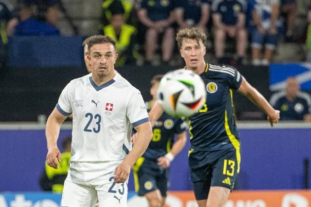 GER, EURO 2024, Group A, Schottland (SCT) vs Schweiz (SUI) 19.06.2024, Cologne Stadium, Koeln, GER, EURO 2024, Group A, Schottland (SCT) vs Schweiz (SUI) Im Bild: Xherdan Shaqiri (Schweiz SUI, 23) Jack Hendry (Schottland SCT, 13); den Ball im Blick Gestik, Mimik, Emotionen;