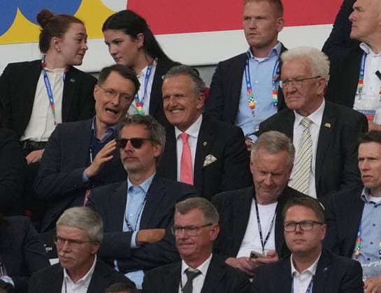 GER, EM UEFA 2024, Group A, Germany vs Hungary 19.06.2024, Stuttgart Arena, Stuttgart, GER, EM UEFA 2024, Group A, Germany vs Hungary, im Bild Karl Wilhelm Lauterbach, Bundesminister für Gesundheit , Winfried Kretschmann, Ministerpräsident von Baden-Württemberg