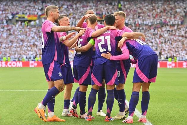 kollektiver Torjubel mit v.li:Robert Andrich (GER), Florian Wirtz (GER), Joshua KIMMICH (GER), Ilkay Guendogan (GER), Maximilian MITTELSTAEDT (GER), Jamal MUSIALA (GER), Jubel,Freude,Begeisterung,Aktion. Gruppenphase Gruppe A Deutschland (GER) - Ungarn (HUN) 2-0 am 19.06.2024, Stuttgart Arena. Fussball UEFA EURO, EM, Europameisterschaft,Fussball 2024 GERMANY vom 14.06.2024 - 14.07.2024. Â