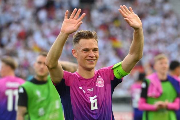 Joshua KIMMICH (GER) nach Spielende, Gestik,winkt zu den Fans,Fussballfans. Aktion,Einzelbild,angeschnittenes Einzelmotiv,Halbfigur,halbe Figur. Gruppenphase Gruppe A Deutschland (GER) - Ungarn (HUN) 2-0 am 19.06.2024, Stuttgart Arena. Fussball UEFA EURO, EM, Europameisterschaft,Fussball 2024 GERMANY vom 14.06.2024 - 14.07.2024.