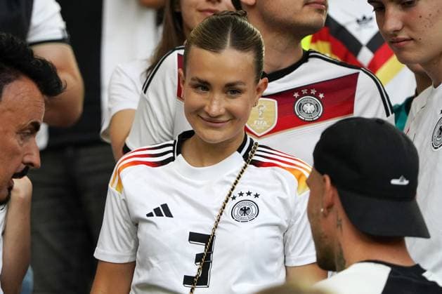 EURO 2024, Fussball, UEFA EURO, EM, Europameisterschaft,Fussball 2024, EM 2024, Gruppenphase, Gruppe A, Deutschland-Ungarn, 19.06.2024, Stuttgartarena Stuttgart Eva Katharina Freundin von David Raum, Deutschland, Aktion, Einzelbild