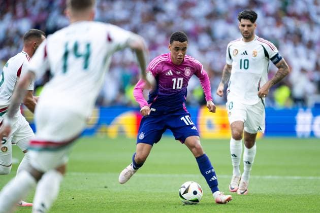 Jamal Musiala (Deutschland, 10) am Ball, davor Bendeguz Bolla (Ungarn, 14), dahinter Dominik Szoboszlai (Ungarn, 10), GER, Germany (GER) vs. Ungarn (HUN), Fussball Europameisterschaft, UEFA EURO, EM, Europameisterschaft,Fussball 2024, Gruppe A, 2. Spieltag, 19.06.2024 GER, Germany (GER) vs. Ungarn (HUN), Fussball Europameisterschaft, UEFA EURO 2024, Gruppe A, 2. Spieltag, 19.06.2024 Stuttgart Copyright: xEibner-Pressefoto Memmlerx EP_MMR