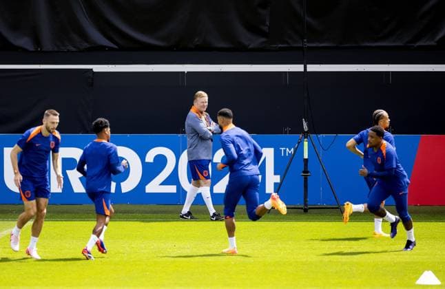 WOLFSBURG - Stefan de Vrij, Ian Maatsen, national coach Ronald Koeman, Cody Gakpo, Xavi Simons and Steven Bergwijn during a training session of the Dutch national team, Nationalteam at the AOK Stadium on June 20, 2024 in Wolfsburg, Germany. The Dutch national team is preparing for the group match at the European Football Championship in Germany against France. ANP KOEN VAN WEEL UEFA EURO, EM, Europameisterschaft,Fussball 2024 Germany 2024 xVIxANPxSportx xxANPxIVx 501563507 originalFilename: 501563507.jpg
