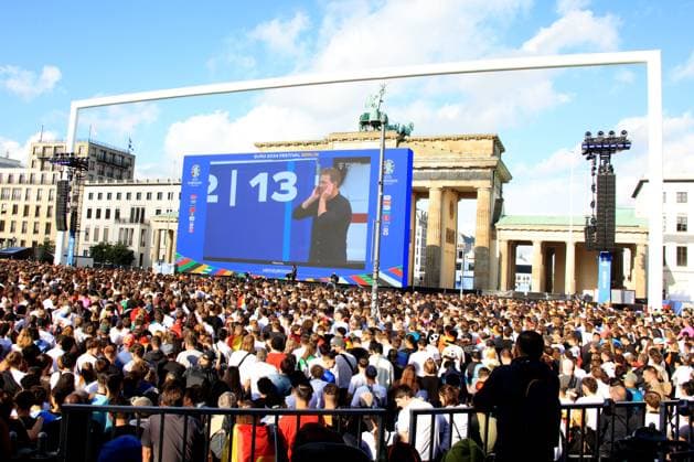 DEU, FIFA, EM-2024, Fanmeile, Brandenburger Tor, 19.06.2024, Brandenburger Tor, Berlin, DEU, FIFA, EM-2024, Fanmeile, Brandenburger Tor, im Bild Zuschauer, Besucher, Fans, Julian Nagelsmann Foto: Juergen Engler nordphoto GmbH