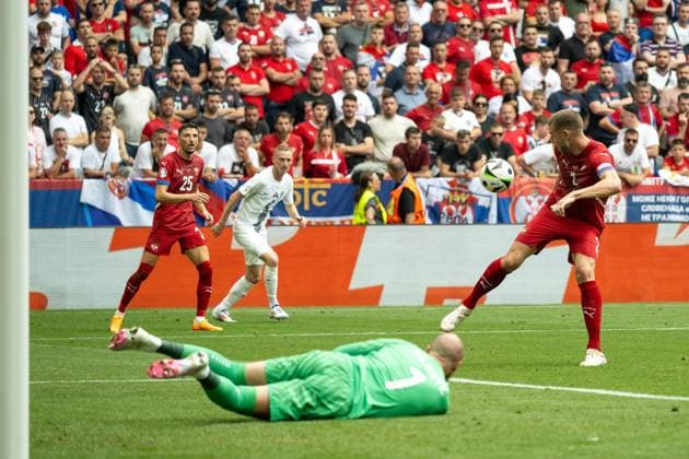 Filip Mladenovic (Serbien, 25), Predrag Rajkovic (Serbien, 01), Strahinja Pavlovic (Serbien, 02), GER, Slowenien (SVN) vs. Serbien (SRB), Fussball Europameisterschaft, UEFA EURO, EM, Europameisterschaft,Fussball 2024, Gruppe E, 2. Spieltag, 20.06.2024, GER, Slowenien (SVN) vs. Serbien (SRB), Fussball Europameisterschaft, UEFA EURO 2024, Gruppe E, 2. Spieltag, 20.06.2024 Muenchen Copyright: xEibner-Pressefoto SaschaxWaltherx EP_SWA