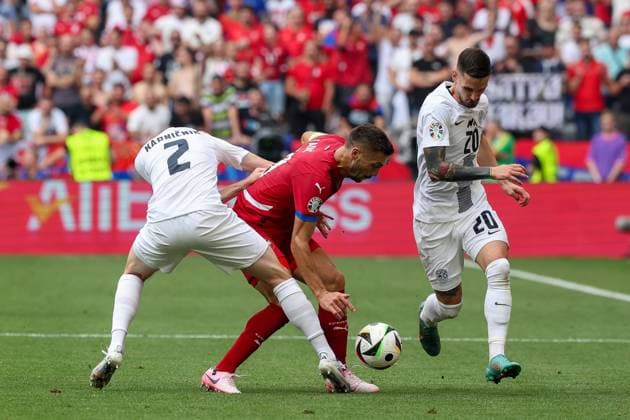 im Zweikampf, Aktion, mit Zan Karnicnik 2 (Slowenien), Dusan Tadic 10 (Serbien), Petar Stojanovic 20 (Slowenien), Slowenien vs. Serbien Fussball, UEFA EURO, EM, Europameisterschaft,Fussball 2024, Gruppenphase, 2. Spieltag, 20.06.2024 Muenchen Bayern Deutschland