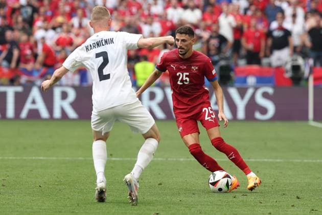 im Zweikampf, Aktion, mit Zan Karnicnik 2 (Slowenien), Filip Mladenovic 25 (Serbien), Slowenien vs. Serbien Fussball, UEFA EURO, EM, Europameisterschaft,Fussball 2024, Gruppenphase, 2. Spieltag, 20.06.2024 Muenchen Bayern Deutschland