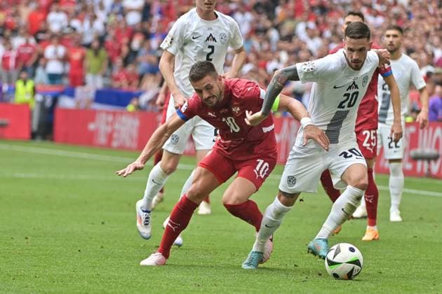 Bild zeigt: v.l.n.r. Zan Karnicnik (2, Slowenien), Dusan Tadic (10, Kapitän Serbien), Petar Stojanovi? (20, Slowenien), 20.06.2024, München, Fussball, Europameisterschaft, Slowenien - Serbien, EVENT REGULATIONS PROHIBIT ANY USE OF PHOTOGRAPHS AS IMAGE SEQUENCES AND OR QUASI-VIDEO.
