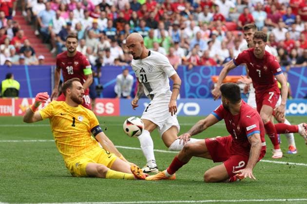 im Zweikampf, Aktion, mit Jan Oblak 1 (Slowenien), Vanja Drkusic 21 (Slowenien), Aleksandar Mitrovic 9 (Serbien), Slowenien vs. Serbien Fussball, UEFA EURO, EM, Europameisterschaft,Fussball 2024, Gruppenphase, 2. Spieltag, 20.06.2024 Muenchen Bayern Deutschland