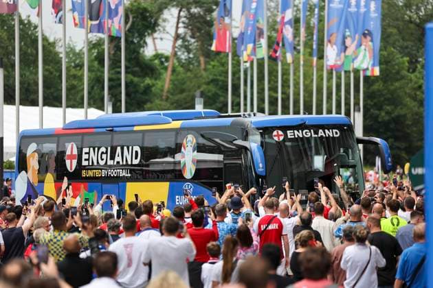 Mannschaftsbus England bei der Ankunft im Stadium, umringt von den Fans , Fussball, UEFA , Europa Meisterschaft, (Gruppe C) 2024, Daenemark vs. England, 20.06.2024, Frankfurt Arena, Frankfurt, Deutschland Frankfurt Frankfurt Arena Hessen Deutschland Copyright: xGrantxHubbsx