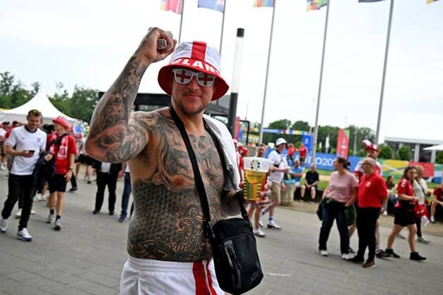 20.06.2024, xsltx, Fussball EM 2024, Dänemark - England emspor, v.l. Emotionen, Fans, Stimmung, Fahnen, Logo, England, Three Lions, Zuschauer, Trikots (DFL DFB REGULATIONS PROHIBIT ANY USE OF PHOTOGRAPHS as IMAGE SEQUENCES and or QUASI-VIDEO) Frankfurt am Main