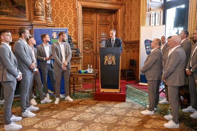 Christoph Holstein, State Councillor of the Ministry of the Interior and Sports of the City of Hamburg (center), receives the Czech national soccer team representatives at the City Hall during the European Championship, EM, Europameisterschaft UEFA EURO, EM, Europameisterschaft,Fussball 2024, in Hamburg, Germany, on June 20, 2024. (CTKxPhoto VitxSimanek) CTKPhotoP2024062007242 CTKPhotoP2024062007242
