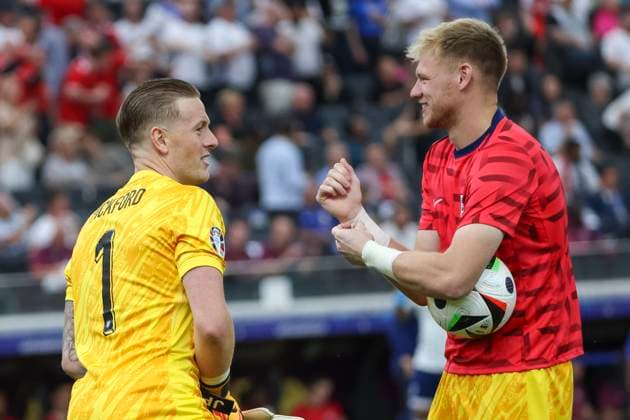 Jordan Pickford (England, 01) und Aaron Ramsdale (England, 13) vor Spielbeginn , Fussball, UEFA , Europa Meisterschaft, (Gruppe C) 2024, Daenemark vs. England, 20.06.2024, Frankfurt Arena, Frankfurt, Deutschland Frankfurt Frankfurt Arena Hessen Deutschland Copyright: xGrantxHubbsx