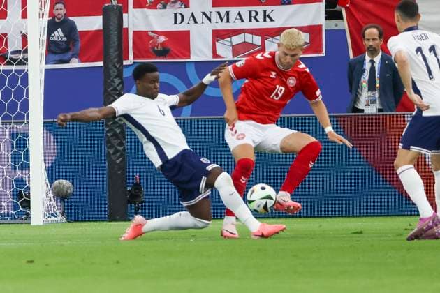 Marc Guehi (England, 06) und Jonas Wind (Daenemark, 19) im Zweikampf , Fussball, UEFA , Europa Meisterschaft, (Gruppe C) 2024, Daenemark vs. England, 20.06.2024, Frankfurt Arena, Frankfurt, Deutschland Frankfurt Frankfurt Arena Hessen Deutschland Copyright: xGrantxHubbsx