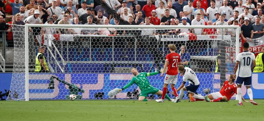 Im Bild: v.li. Goalkeeper Kasper Schmeichel (Denmark, 1), Morten Hjulmand (Denmark, 21), Torschuetze Harry Kane (England, 9), Joachim Andersen (Denmark, 2) und Jude Bellingham (England, 10), Tor zum 0:1, Tor 20.06.2024, Daenemark vs. England, Europameisterschaft 2024, 2. Spieltag, Deutschland, Frankfurt am Main, Deutsche Bank Park, DFL REGULATIONS PROHIBIT ANY USE OF PHOTOGRAPHS AS IMAGE SEQUENCES AND OR QUASI-VIDEO. Copyright: HMBxMedia xJulienxBecker