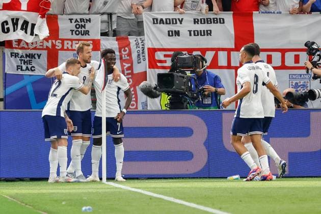 Im Bild: v.li. Kieran Trippier (England, 12), Torschuetze Harry Kane (England, 9), Bukayo Saka (England, 7), Bukayo Saka (England, 7) und Declan Rice (England, 4), Jubel, Tor zum 0:1 20.06.2024, Daenemark vs. England, Europameisterschaft 2024, 2. Spieltag, Deutschland, Frankfurt am Main, Deutsche Bank Park, DFL REGULATIONS PROHIBIT ANY USE OF PHOTOGRAPHS AS IMAGE SEQUENCES AND OR QUASI-VIDEO. Copyright: HMBxMedia xJulienxBecker