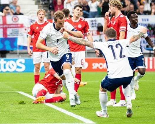 Tor fuer England 0.1 durch Harry Kane (England 09), Jubel in der Mannschaft GER, Denmark (DEN) vs. England (ENG), Fussball Europameisterschaft, UEFA EURO, EM, Europameisterschaft,Fussball 2024, Gruppe C, 2. Spieltag, 20.06.2024 DFB DFL REGULATIONS PROHIBIT ANY USE OF PHOTOGRAPHS AS IMAGE SEQUENCES AND OR QUASI-VIDEO GER, Denmark (DEN) vs. England (ENG), Fussball Europameisterschaft, UEFA EURO 2024, Gruppe C, 2. Spieltag, 20.06.2024 Frankfurt Copyright: xEibner-Pressefoto RogerxBuerkex EP