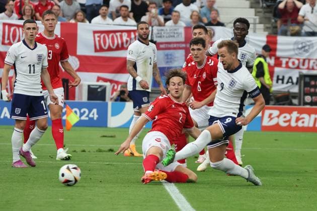 Tor zum 0:1 durch Harry Kane (England, Nr. 9) im Zweikapmpf mit Joachim Andersen (Dänemark, Nr. 2) , Vorrundenspiel M17, DEN - ENG, Gruppe C, Fussball Europameisterschaft, Dänemark gegen England European Football Championship, Denmark vs. England, Frankfurt, 20.06.2024, -