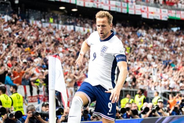 Tor fuer England 0.1 durch Harry Kane (England 09), Jubel in der Mannschaft GER, Denmark (DEN) vs. England (ENG), Fussball Europameisterschaft, UEFA EURO, EM, Europameisterschaft,Fussball 2024, Gruppe C, 2. Spieltag, 20.06.2024 DFB DFL REGULATIONS PROHIBIT ANY USE OF PHOTOGRAPHS AS IMAGE SEQUENCES AND OR QUASI-VIDEO GER, Denmark (DEN) vs. England (ENG), Fussball Europameisterschaft, UEFA EURO 2024, Gruppe C, 2. Spieltag, 20.06.2024 Frankfurt Copyright: xEibner-Pressefoto RogerxBuerkex EP