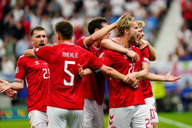 Morten Hjulmand of Denmark celebrates scoring the goal for their side with their teammates to make it 1-1 Denmark v England, UEFA European Championship, EM, Europameisterschaft 2024, Group C, Football, Frankfurt Arena, Frankfurt, Germany, 20 Jun 2024 EDITORIAL USE ONLY No use with unauthorised audio, video, data, fixture lists, club league logos or live services. Online in-match use limited to 120 images, no video emulation. No use in betting, games or single club league player publications. Copyright: xDavexShopland Shutterstockx 14543694ap