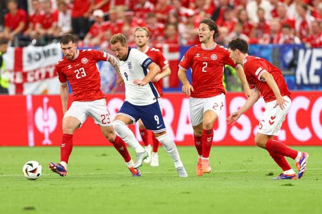 Harry Kane of England battles with Pierre-Emile Hojbjerg of Denmark Denmark v England, UEFA European Championship, EM, Europameisterschaft 2024, Group C, Football, Frankfurt Arena, Frankfurt, Germany, 20 Jun 2024 EDITORIAL USE ONLY No use with unauthorised audio, video, data, fixture lists, club league logos or live services. Online in-match use limited to 120 images, no video emulation. No use in betting, games or single club league player publications. Copyright: xKieranxMcManus Shutterstockx 14543690bo