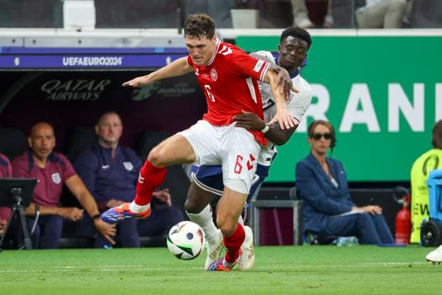 Bukayo Saka (England, 07) und Andreas Christensen (Daenemark, 06) im Zweikampf , Fussball, UEFA , Europa Meisterschaft, (Gruppe C) 2024, Daenemark vs. England, 20.06.2024, Frankfurt Arena, Frankfurt, Deutschland Frankfurt Frankfurt Arena Hessen Deutschland Copyright: xGrantxHubbsx