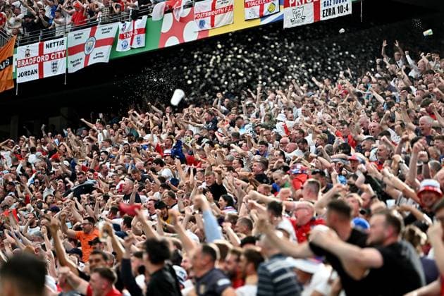 20.06.2024, xscotx, Fussball EM 2024, Dänemark - England, emspor, v.l. Emotionen, Fans, Stimmung, Fahnen, Logo, England, Three Lions, Zuschauer, Trikots Frankfurt am Main