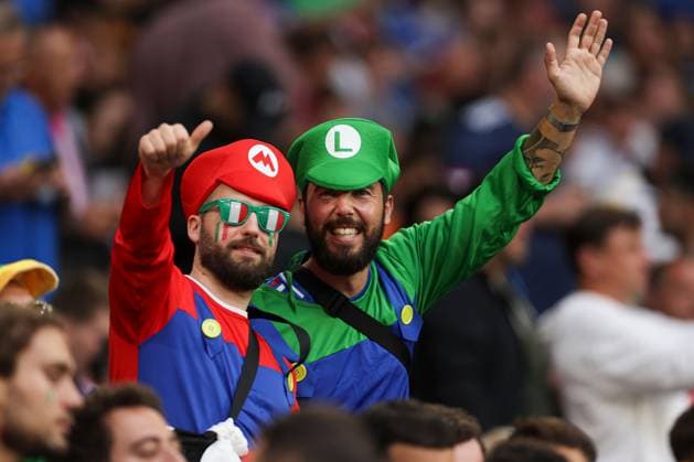 Sport Bilder des Tages Italy fans enjoy the pre-match atmosphere Spain v Italy, UEFA European Championship, EM, Europameisterschaft 2024, Group B, Football, Arena AufSchalke, Gelsenkirchen, Germany, 20 Jun 2024 EDITORIAL USE ONLY No use with unauthorised audio, video, data, fixture lists, club league logos or live services. Online in-match use limited to 120 images, no video emulation. No use in betting, games or single club league player publications. Copyright: xPaulxCurrie Shutterstockx 14543734f