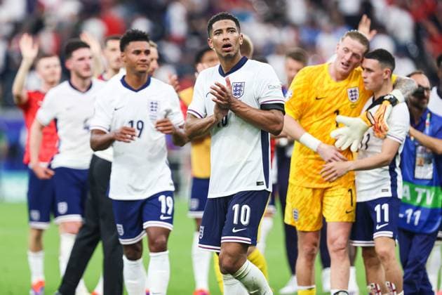 Endstand 1:1 zwischen Daenemark und England Jude Bellingham (England 10), Jordan Pickford (England 01), Philip Foden (England 11), Oliver Watkins (England 19) bedanken sich bei den Fans GER, Denmark (DEN) vs. England (ENG), Fussball Europameisterschaft, UEFA EURO, EM, Europameisterschaft,Fussball 2024, Gruppe C, 2. Spieltag, 20.06.2024 DFB DFL REGULATIONS PROHIBIT ANY USE OF PHOTOGRAPHS AS IMAGE SEQUENCES AND OR QUASI-VIDEO GER, Denmark (DEN) vs. England (ENG), Fussball Europameisterschaft, UEFA EURO 2024, Gruppe C, 2. Spieltag, 20.06.2024 Frankfurt Copyright: xEibner-Pressefoto RogerxBuerkex EP