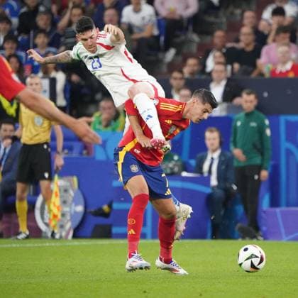EURO 2024, Fussball, UEFA EURO, EM, Europameisterschaft,Fussball 2024, EM 2024, Gruppenphase, GruppeB, Spanien- Italien ArenaAufSchalke, Gelsenkirchen, alessandro baston italien,a Ivaro morata spaniet