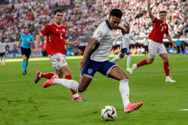 GER, EURO 2024, Gruppe C, Dänemark (DEN) vs England (GBR) 20.06.2024, Frankfurt Arena, Frankfurt, GER, EURO 2024, Gruppe C, Dänemark (DEN) vs England (GBR) Im Bild: Ollie Warkins (England GBR, 19) Ball am Fuss; Einzelaktion, Ganzkörper Ganzkoerper; Freisteller, Einzelbild, Aktion, Action, Spielszene; Dynamik, Aktion, Action, Spielszene;