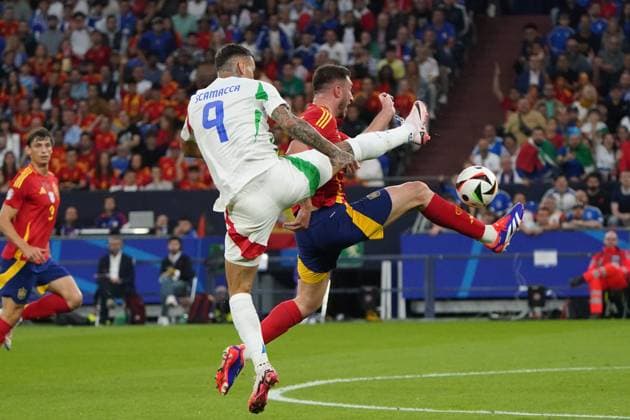 EURO 2024, Fussball, UEFA EURO, EM, Europameisterschaft,Fussball 2024, EM 2024, Gruppenphase, GruppeB, Spanien- Italien ArenaAufSchalke, Gelsenkirchen, gianluca scamacca Italien,aymeric laporte, spanien